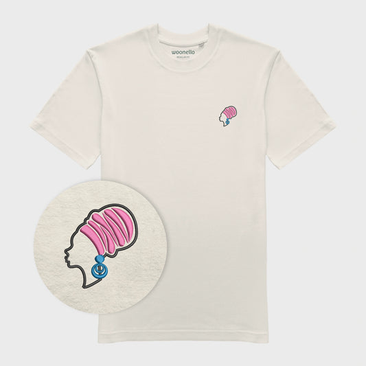 Unisex-T-Shirt cremeweiß mit bestickter Brustpartie, Fokus auf Design, afrikanischer Frau mit Kopftuch und großen Ohrringen