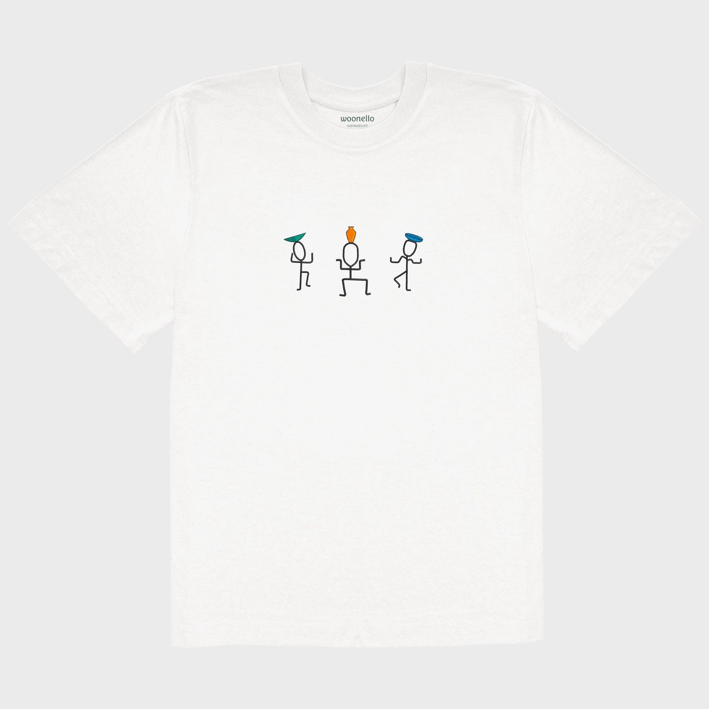 Unisex-T-Shirt Oversize weiß mit großflächiger Bruststickerei, Illustration von drei tanzenden Figuren mit Vasen auf dem Kopf