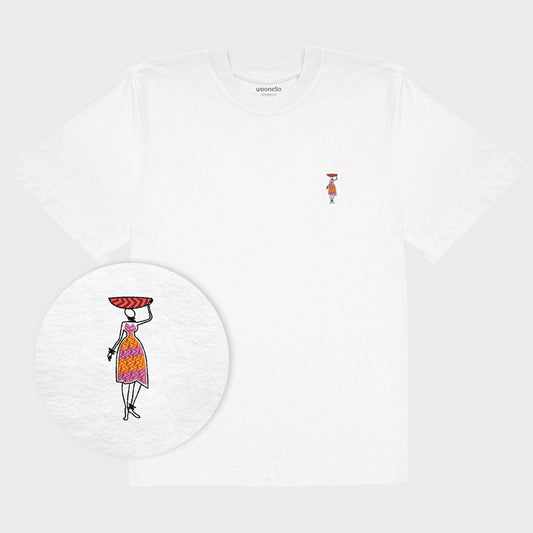 Unisex-T-Shirt Oversize weiß mit bestickter Brustpartie, Fokus auf Design, afrikanischer Frau in Kleid, rote Schüssel auf Kopf