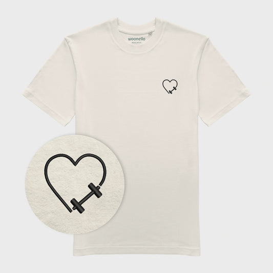 Unisex-T-Shirt cremeweiß mit bestickter Brustpartie, Fokus auf Design, Hantelmotiv in Herzform