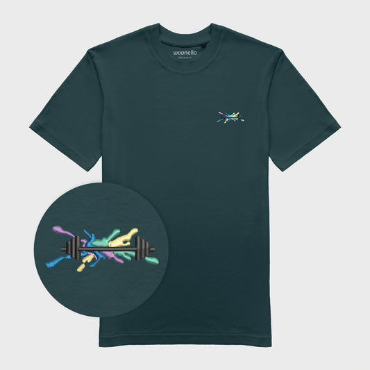 Unisex-T-Shirt petrol mit bestickter Brustpartie, Fokus auf Design, Hantelillustration mit kräftigen Linien auf mehrfarbiger Grafikkomposition