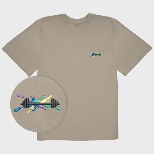 Unisex-T-Shirt Oversize mastic mit bestickter Brustpartie, Fokus auf Design, Hantelillustration auf mehrfarbiger Grafikkomposition