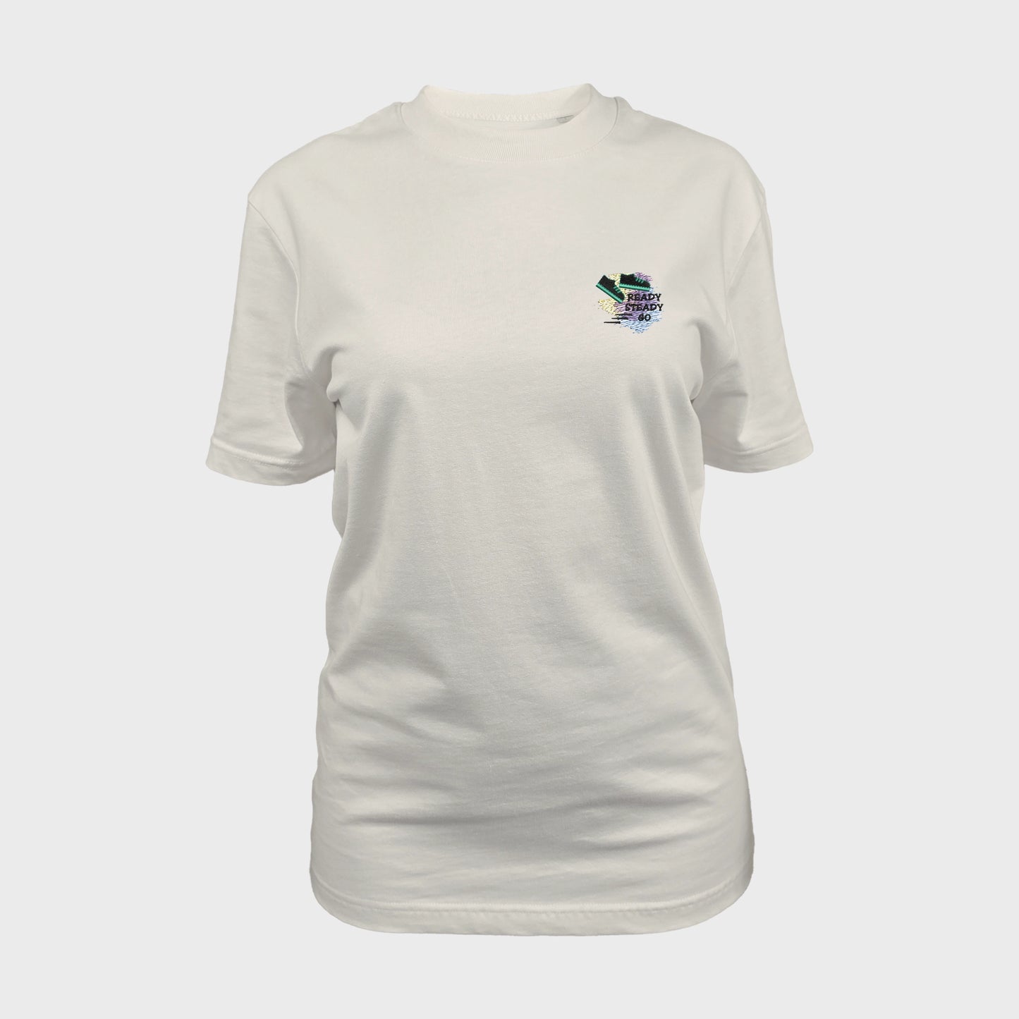 Unisex-T-Shirt cremeweiß mit bestickter Brustpartie, Umrisszeichnung eines Sneakers mit Bewegungslinien im Hintergrund, vorderansicht frau