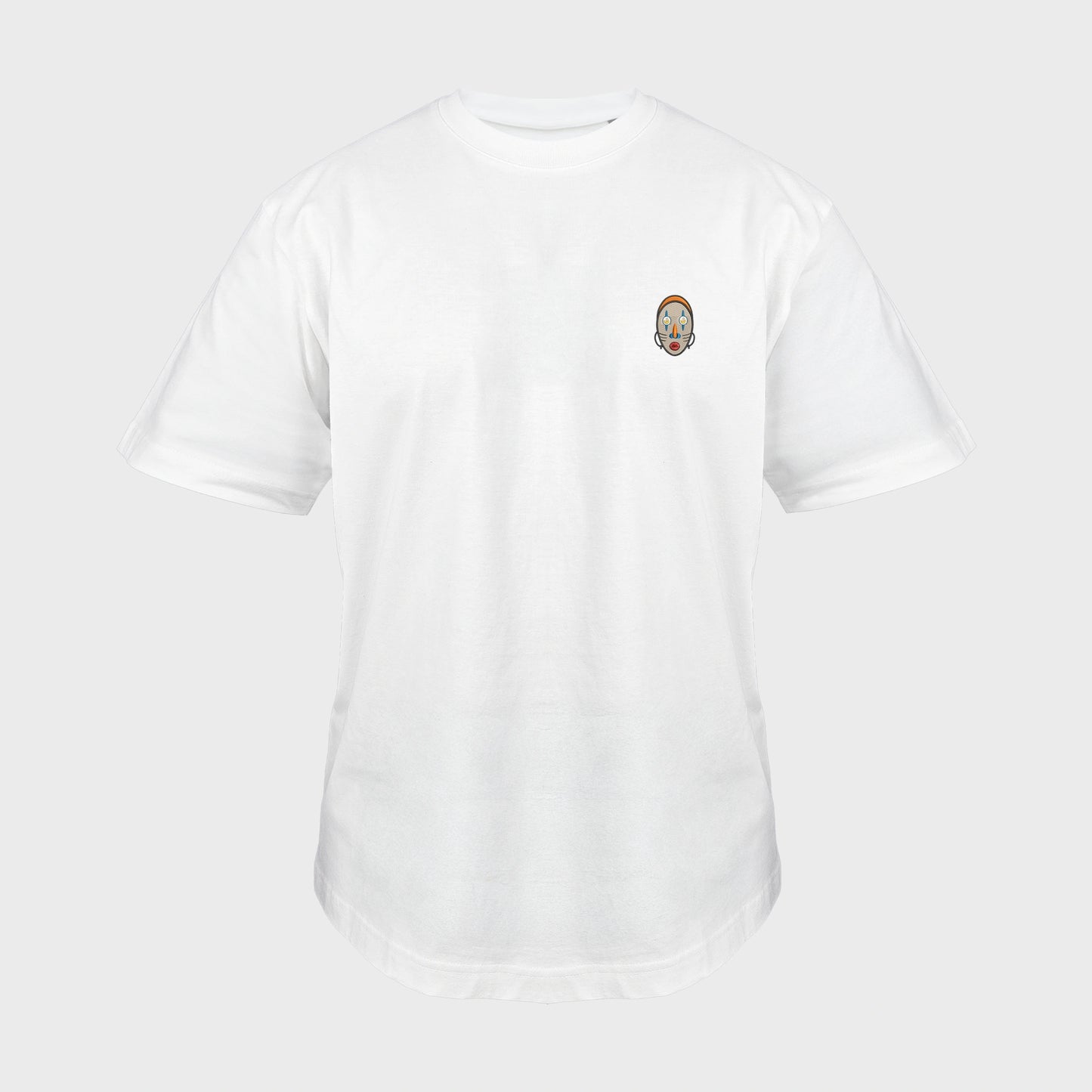 Unisex-T-Shirt Oversize weiß mit bestickter Brustpartie, abstraktes afrikanisches Maske mit halbmondförmigen Augen, vorderansicht mann
