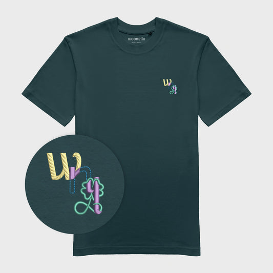 Unisex-T-Shirt petrol mit bestickter Brustpartie, Fokus auf Design, WNL-Logo (Kurzform von Woonello) mit Kleeblatt-Unendlichkeitssymbol