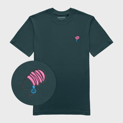 Unisex-T-Shirt petrol mit bestickter Brustpartie, Fokus auf Design, afrikanischer Frau mit Kopftuch und großen Ohrringen