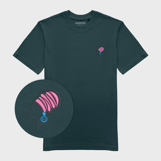 Unisex-T-Shirt petrol mit bestickter Brustpartie, Fokus auf Design, afrikanischer Frau mit Kopftuch und großen Ohrringen