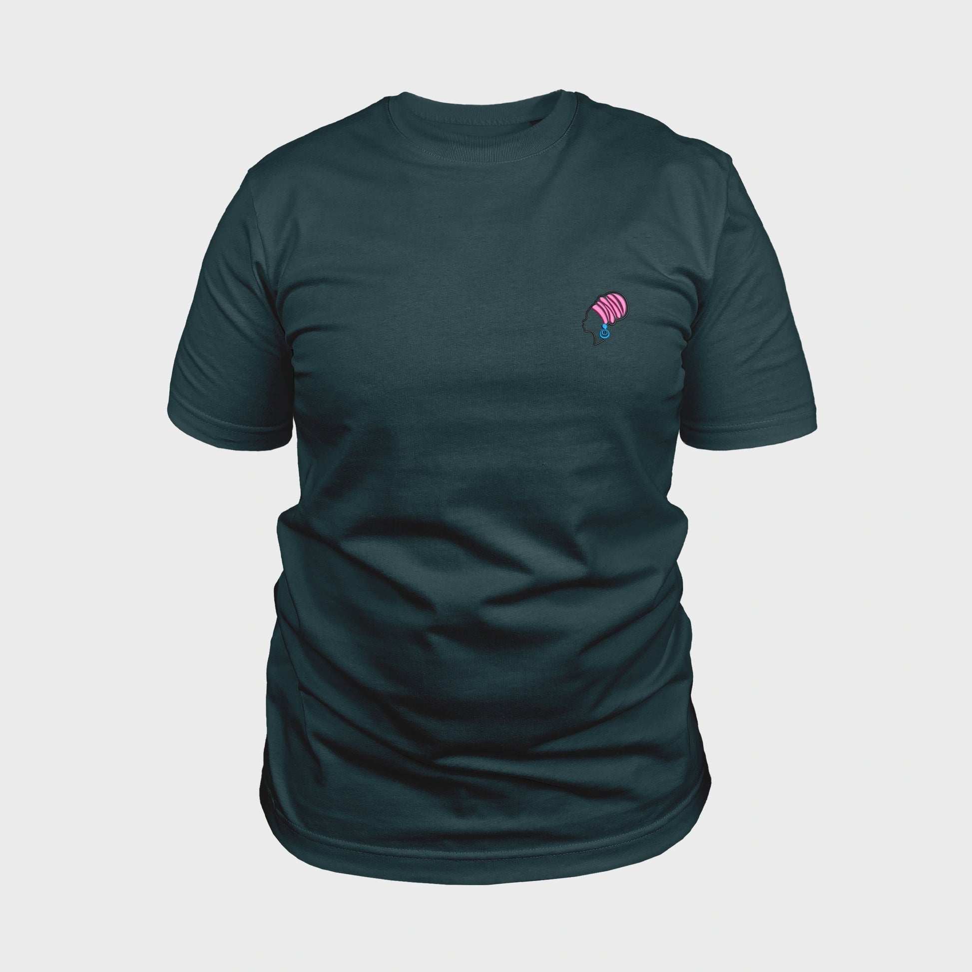 Unisex-T-Shirt petrol mit bestickter Brustpartie, afrikanischer Frau mit Kopftuch und großen Ohrringen, vorderansicht mann