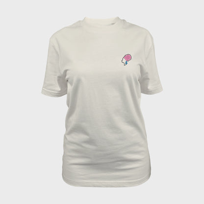 Unisex-T-Shirt cremeweiß mit bestickter Brustpartie, afrikanischer Frau mit Kopftuch und großen Ohrringen, vorderansicht frau