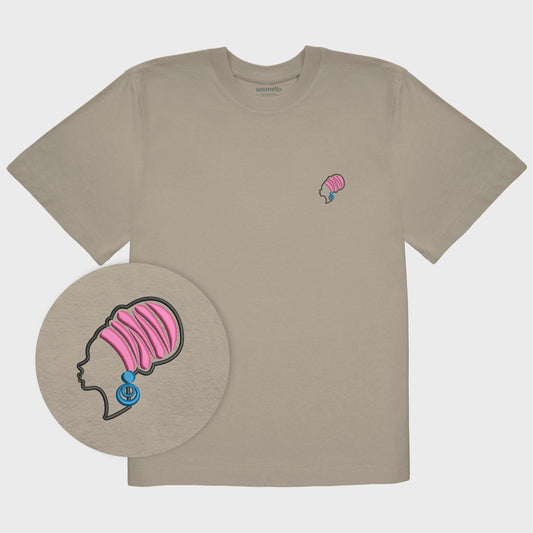Unisex-T-Shirt Oversize mastic mit bestickter Brustpartie, Fokus auf Design, afrikanischer Frau mit Kopftuch und großen Ohrringen