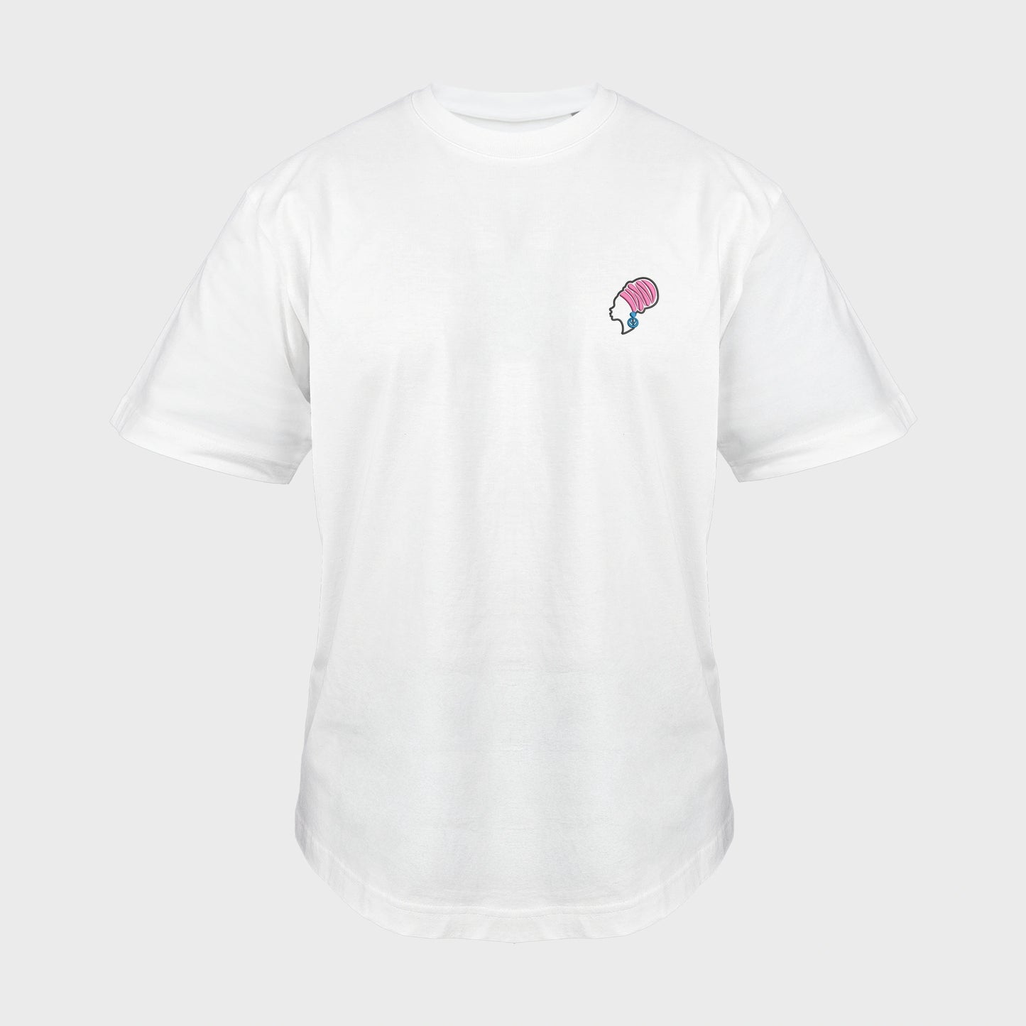 Unisex-T-Shirt Oversize weiß mit bestickter Brustpartie, afrikanischer Frau mit Kopftuch und großen Ohrringen, vorderansicht mann