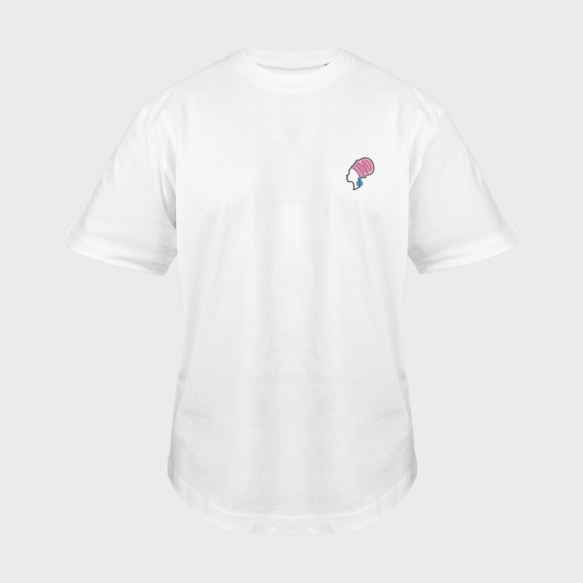Unisex-T-Shirt Oversize weiß mit bestickter Brustpartie, afrikanischer Frau mit Kopftuch und großen Ohrringen, vorderansicht mann