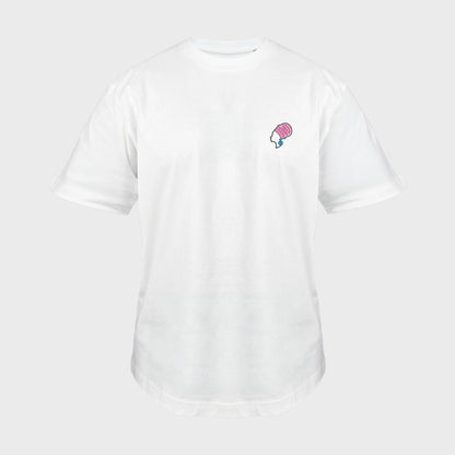 Unisex-T-Shirt Oversize weiß mit bestickter Brustpartie, afrikanischer Frau mit Kopftuch und großen Ohrringen, vorderansicht mann