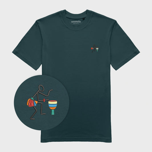 Unisex-T-Shirt petrol mit bestickter Brustpartie, Fokus auf Design, afrikanischer Musikerin an Trommel