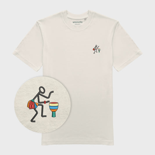Unisex-T-Shirt cremeweiß mit bestickter Brustpartie, Fokus auf Design, afrikanischer Musikerin an Trommel