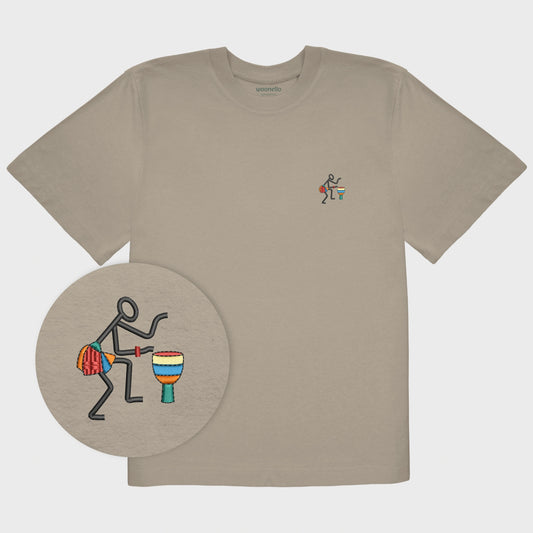 Unisex-T-Shirt Oversize mastic mit bestickter Brustpartie, Fokus auf Design, afrikanischer Musikerin an Trommel