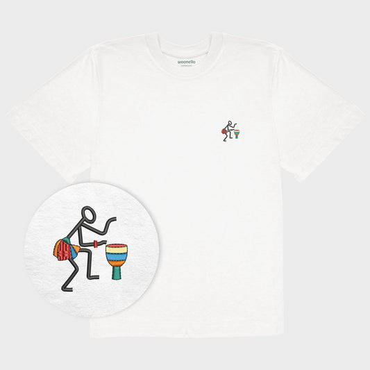 Unisex-T-Shirt Oversize weiß mit bestickter Brustpartie, Fokus auf Design, afrikanischer Musikerin an Trommel