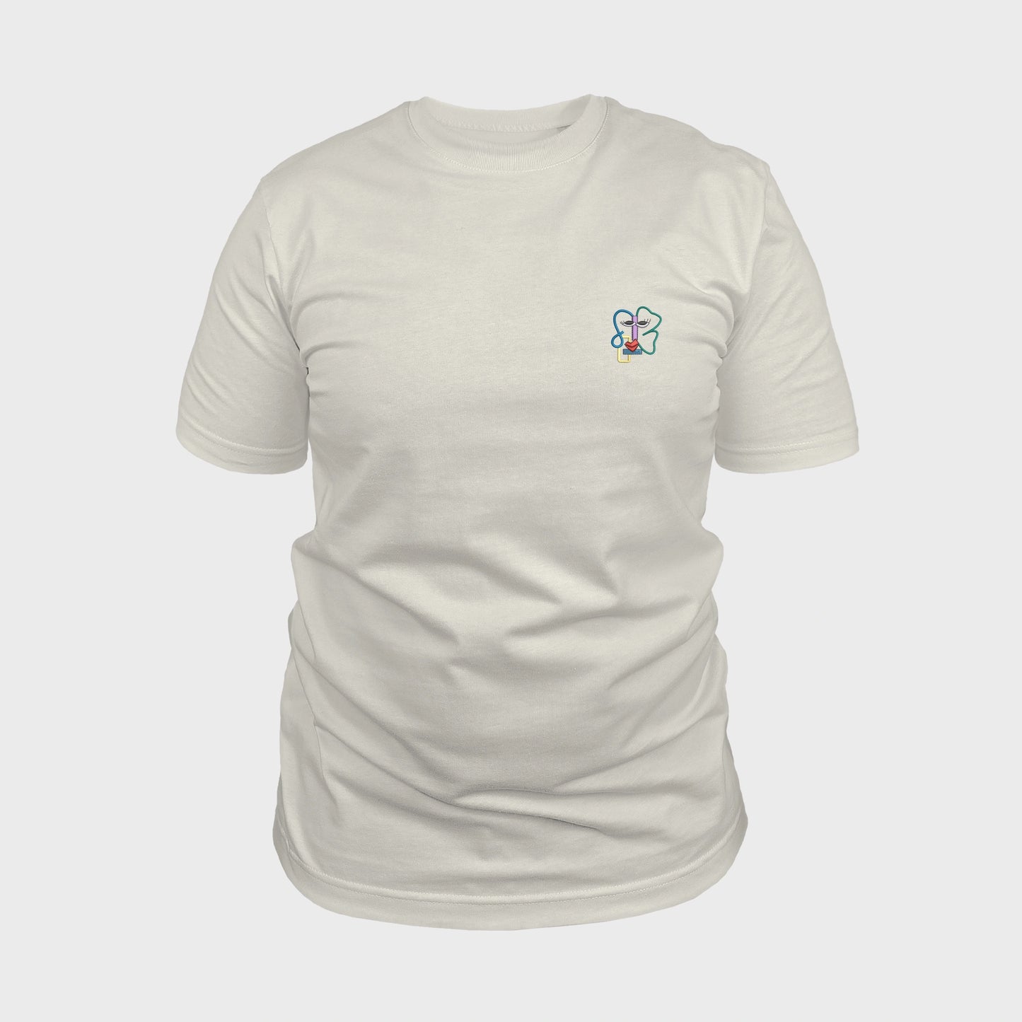 Unisex-T-Shirt cremeweiß mit bestickter Brustpartie, abstraktes Linienkunst-Gesicht mit farbenfrohen Details, vorderansicht mann