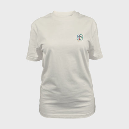 Unisex-T-Shirt cremeweiß mit bestickter Brustpartie, abstraktes Linienkunst-Gesicht mit farbenfrohen Details, vorderansicht frau