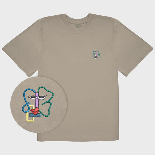 Unisex-T-Shirt Oversize mastic mit bestickter Brustpartie, Fokus auf Design, abstraktes Linienkunst-Gesicht mit farbenfrohen Details