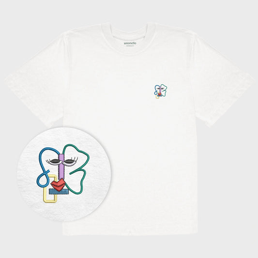 Unisex-T-Shirt Oversize weiß mit bestickter Brustpartie, Fokus auf Design, abstraktes Linienkunst-Gesicht mit farbenfrohen Details