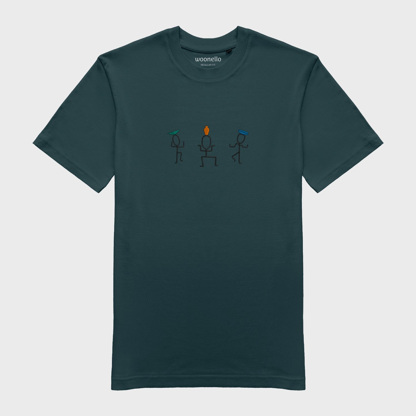 Unisex-T-Shirt petrol mit großflächiger Bruststickerei, Illustration von drei tanzenden Figuren mit Vasen auf dem Kopf