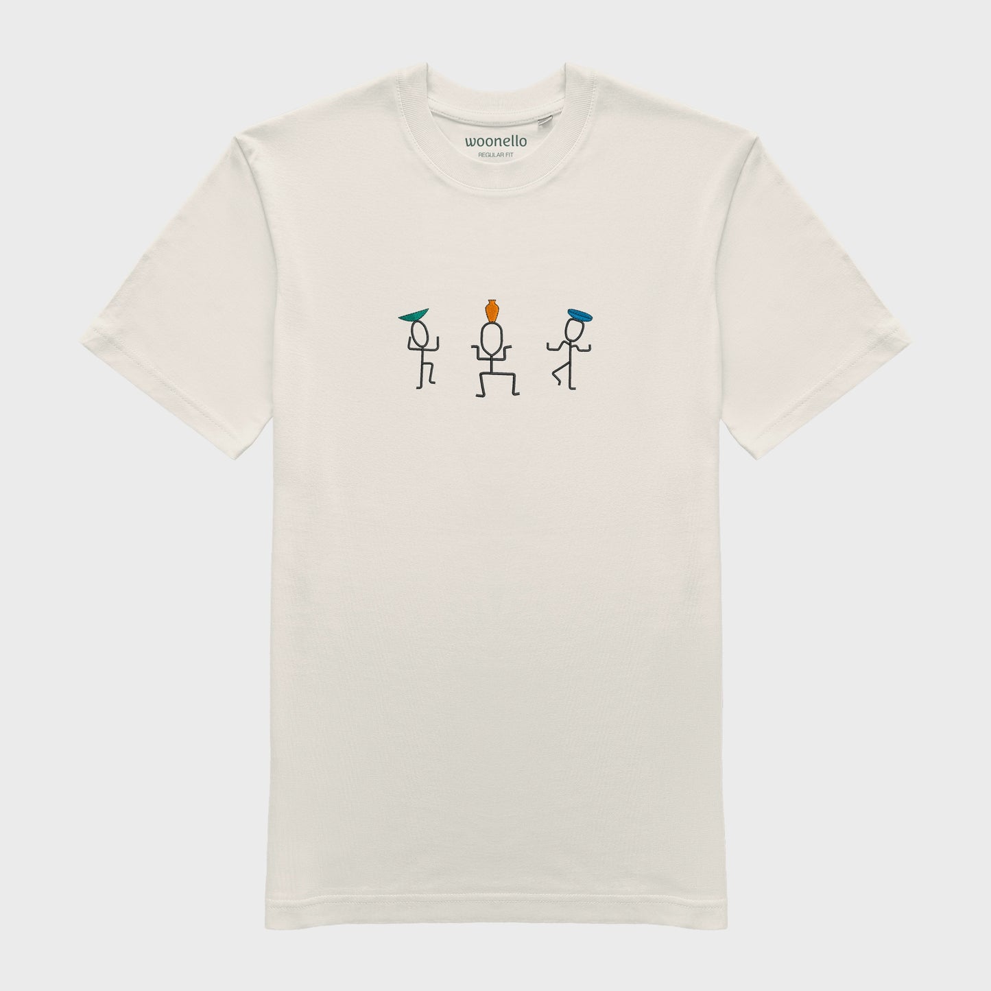 Unisex-T-Shirt cremeweiß mit großflächiger Bruststickerei, Illustration von drei tanzenden Figuren mit Vasen auf dem Kopf