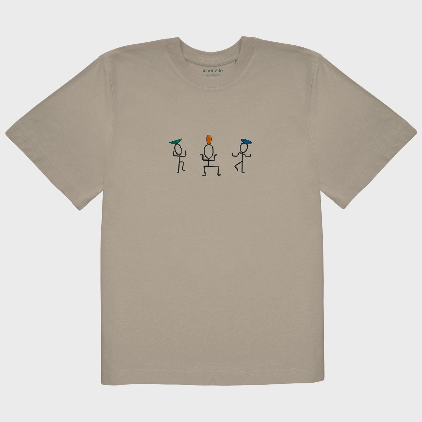 Unisex-T-Shirt Oversize mastic mit großflächiger Bruststickerei, Illustration von drei tanzenden Figuren mit Vasen auf dem Kopf