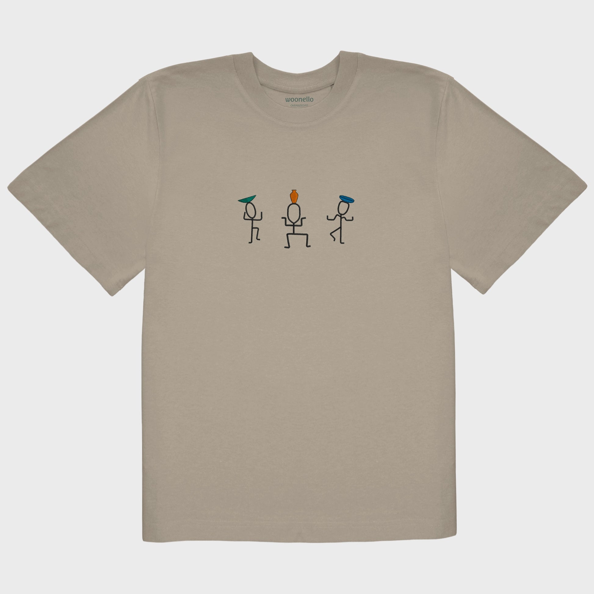 Unisex-T-Shirt Oversize mastic mit großflächiger Bruststickerei, Illustration von drei tanzenden Figuren mit Vasen auf dem Kopf