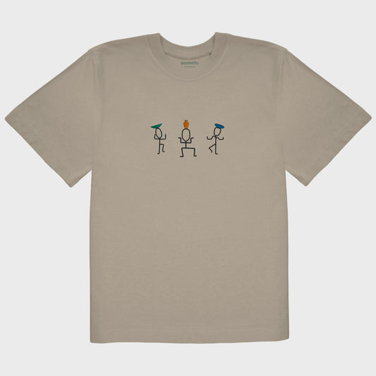 Unisex-T-Shirt Oversize mastic mit großflächiger Bruststickerei, Illustration von drei tanzenden Figuren mit Vasen auf dem Kopf