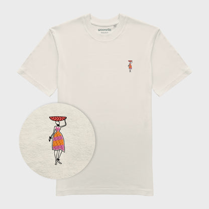 Unisex-T-Shirt cremeweiß mit bestickter Brustpartie, Fokus auf Design, afrikanischer Frau in Kleid, rote Schüssel auf Kopf