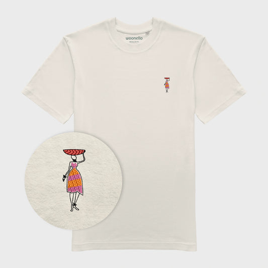 Unisex-T-Shirt cremeweiß mit bestickter Brustpartie, Fokus auf Design, afrikanischer Frau in Kleid, rote Schüssel auf Kopf