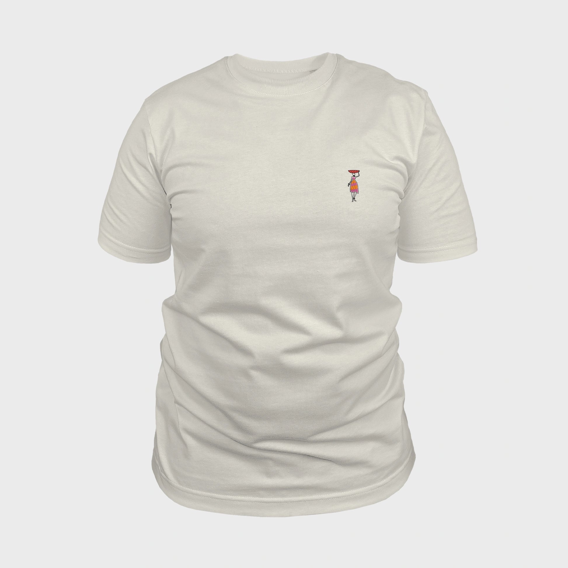 Unisex-T-Shirt cremeweiß mit bestickter Brustpartie, afrikanischer Frau in Kleid, rote Schüssel auf Kopf, vorderansicht mann