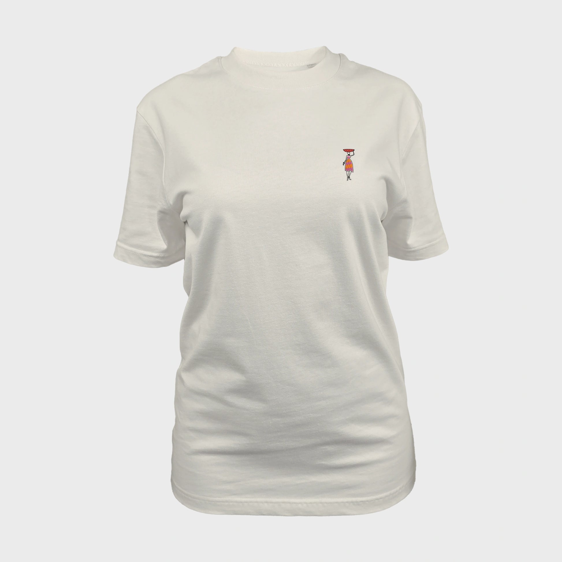 Unisex-T-Shirt cremeweiß mit bestickter Brustpartie, afrikanischer Frau in Kleid, rote Schüssel auf Kopf, vorderansicht frau