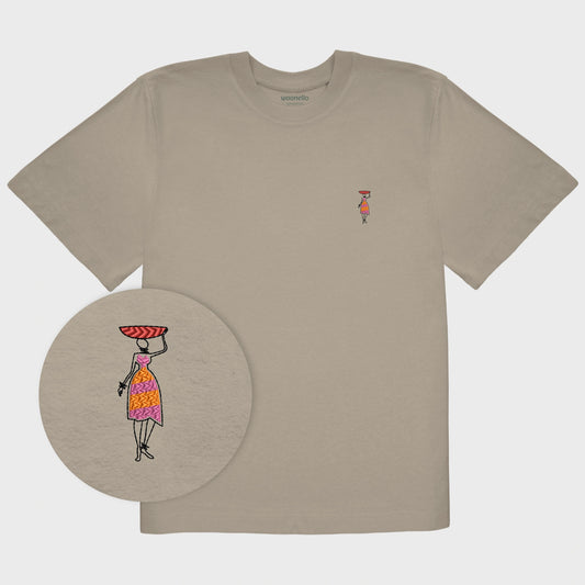 Unisex-T-Shirt Oversize mastic mit bestickter Brustpartie, Fokus auf Design, afrikanischer Frau in Kleid, rote Schüssel auf Kopf