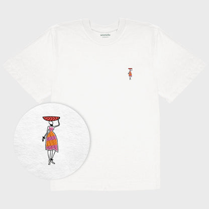 Unisex-T-Shirt Oversize weiß mit bestickter Brustpartie, Fokus auf Design, afrikanischer Frau in Kleid, rote Schüssel auf Kopf