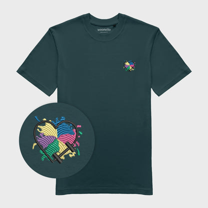 Unisex-T-Shirt petrol mit bestickter Brustpartie, Fokus auf Design, Hantelmotiv in Herzform auf mehrfarbigem Hintergrund