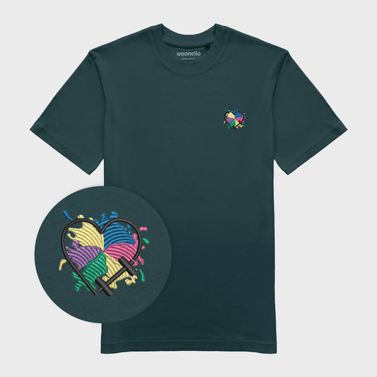 Unisex-T-Shirt petrol mit bestickter Brustpartie, Fokus auf Design, Hantelmotiv in Herzform auf mehrfarbigem Hintergrund