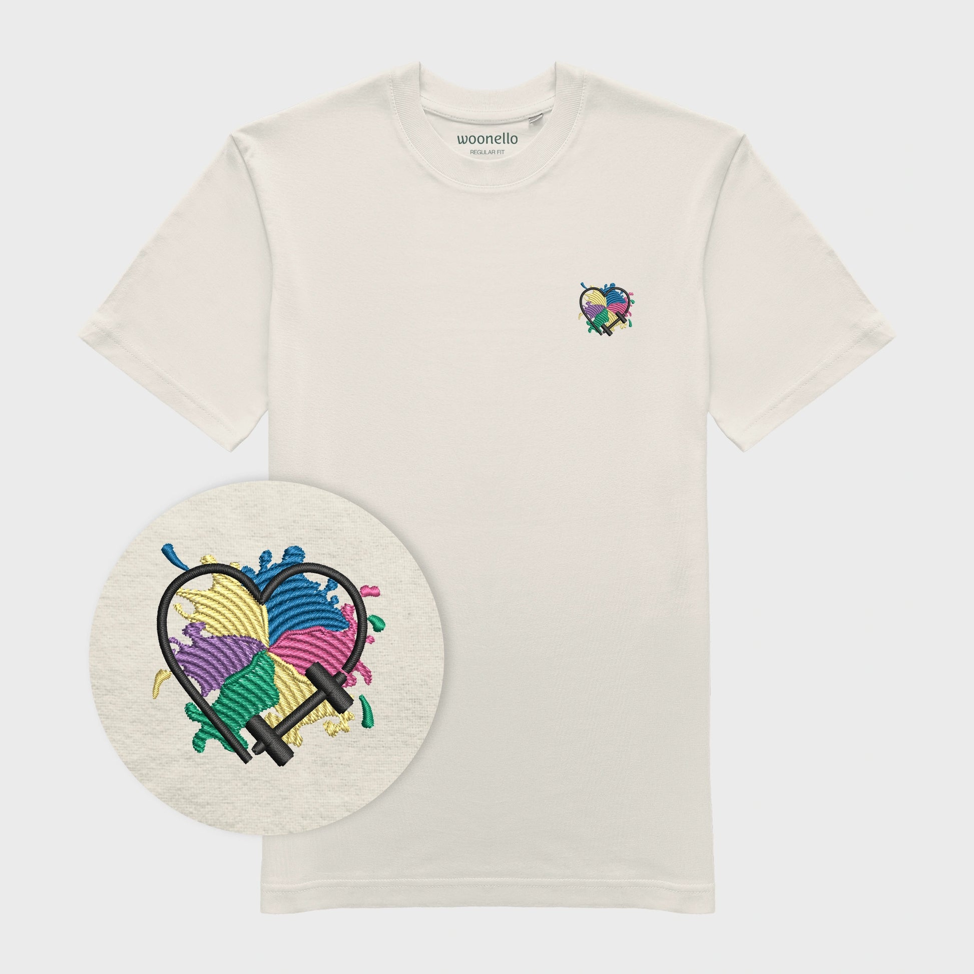 Unisex-T-Shirt cremeweiß mit bestickter Brustpartie, Fokus auf Design, Hantelmotiv in Herzform auf mehrfarbigem Hintergrund