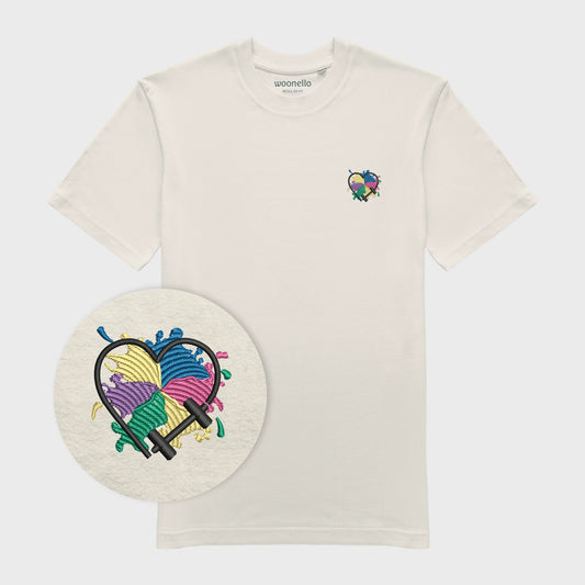 Unisex-T-Shirt cremeweiß mit bestickter Brustpartie, Fokus auf Design, Hantelmotiv in Herzform auf mehrfarbigem Hintergrund