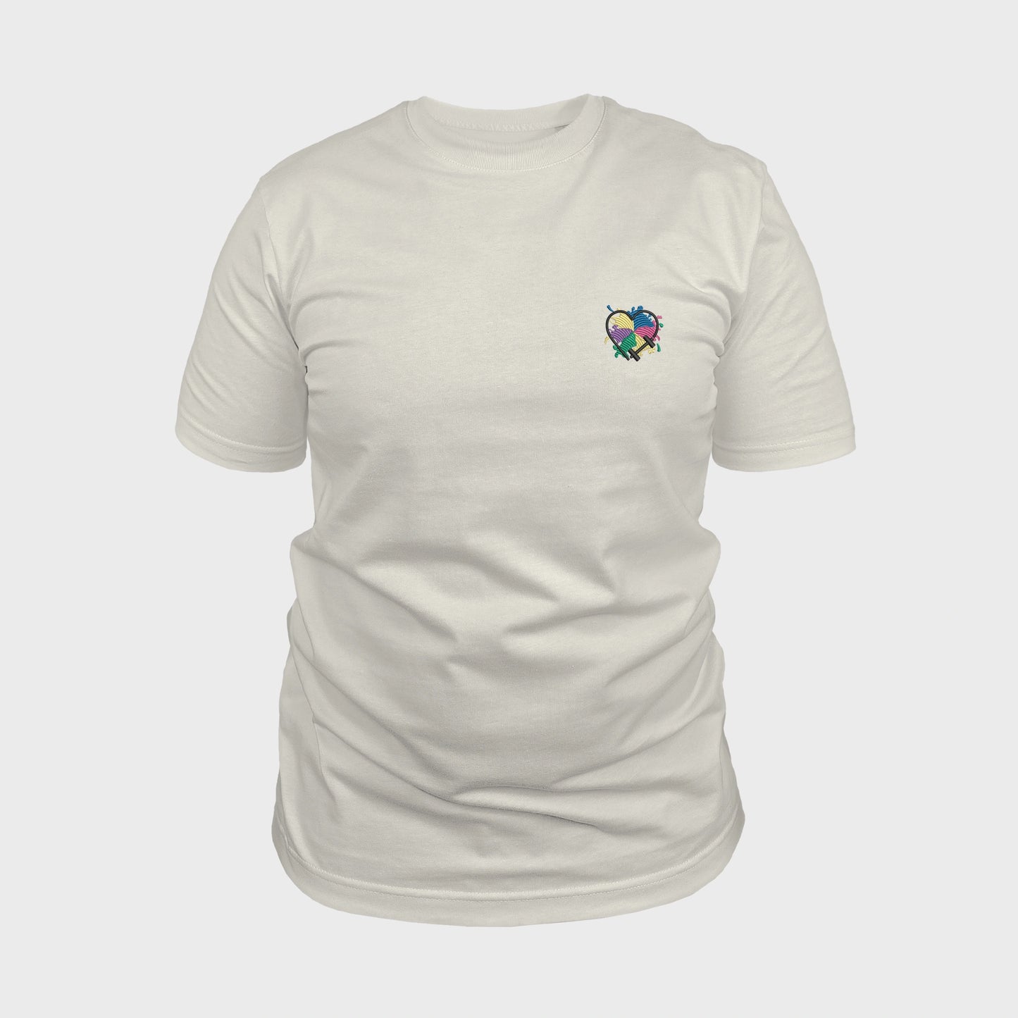 Unisex-T-Shirt cremeweiß mit bestickter Brustpartie, Hantelmotiv in Herzform auf mehrfarbigem Hintergrund, vorderansicht mann