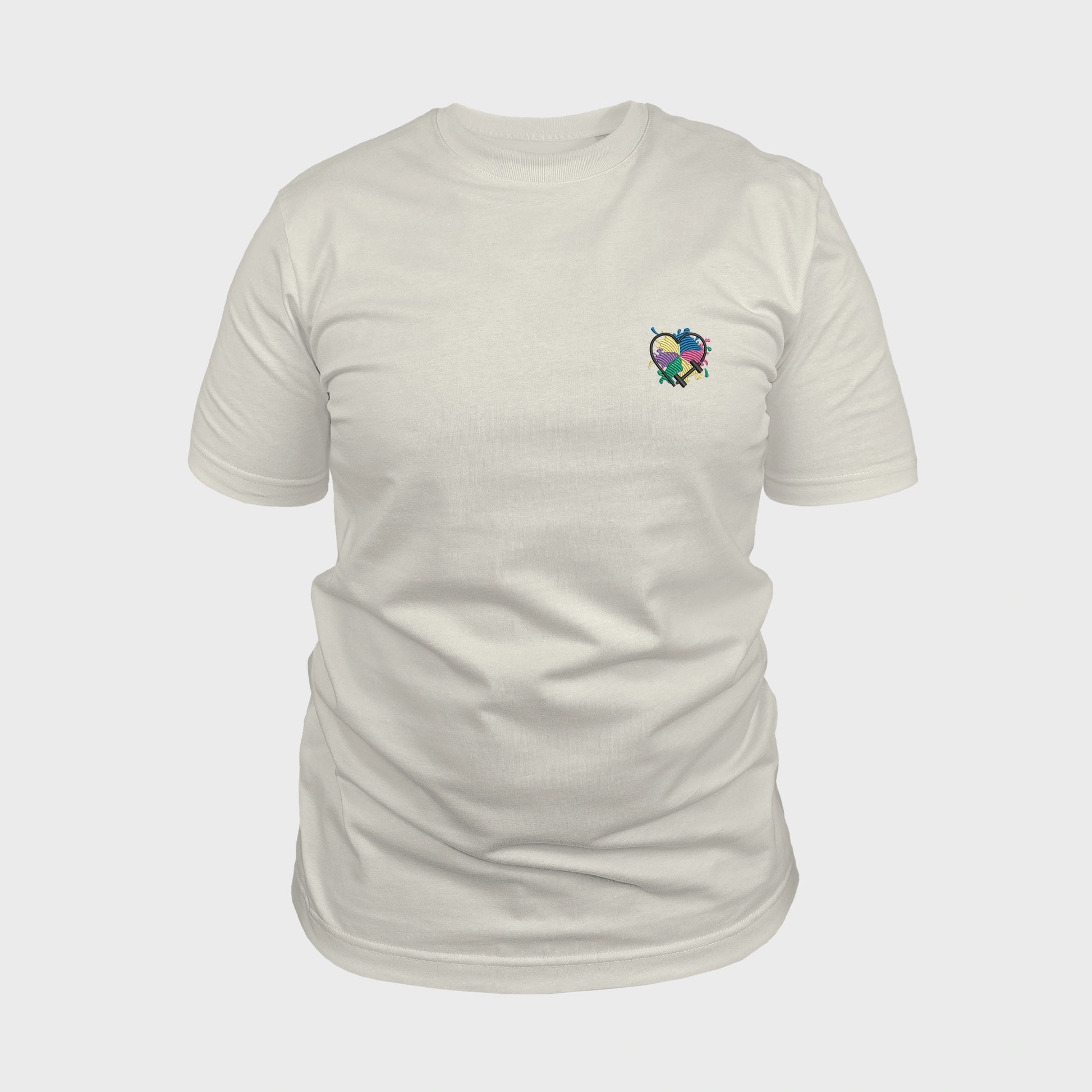 Unisex-T-Shirt cremeweiß mit bestickter Brustpartie, Hantelmotiv in Herzform auf mehrfarbigem Hintergrund, vorderansicht mann