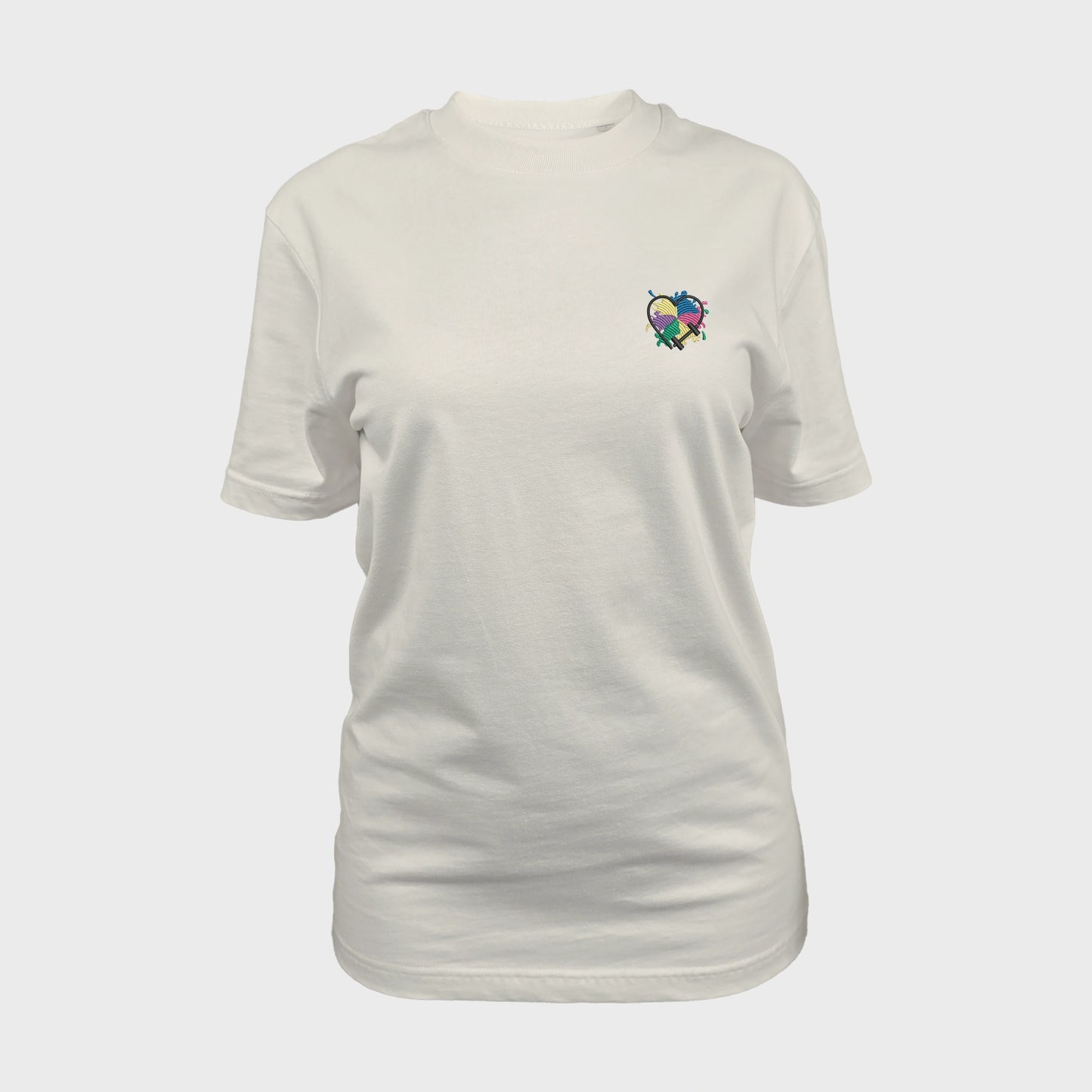 Unisex-T-Shirt cremeweiß mit bestickter Brustpartie, Hantelmotiv in Herzform auf mehrfarbigem Hintergrund, vorderansicht frau