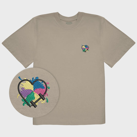 Unisex-T-Shirt Oversize mastic mit bestickter Brustpartie, Fokus auf Design, Hantelmotiv in Herzform auf mehrfarbigem Hintergrund