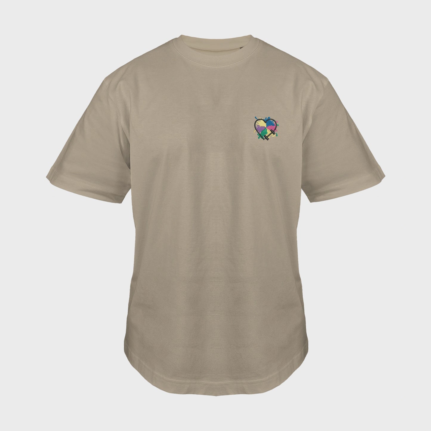 Unisex-T-Shirt Oversize mastic mit bestickter Brustpartie, Hantelmotiv in Herzform auf mehrfarbigem Hintergrund, vorderansicht mann