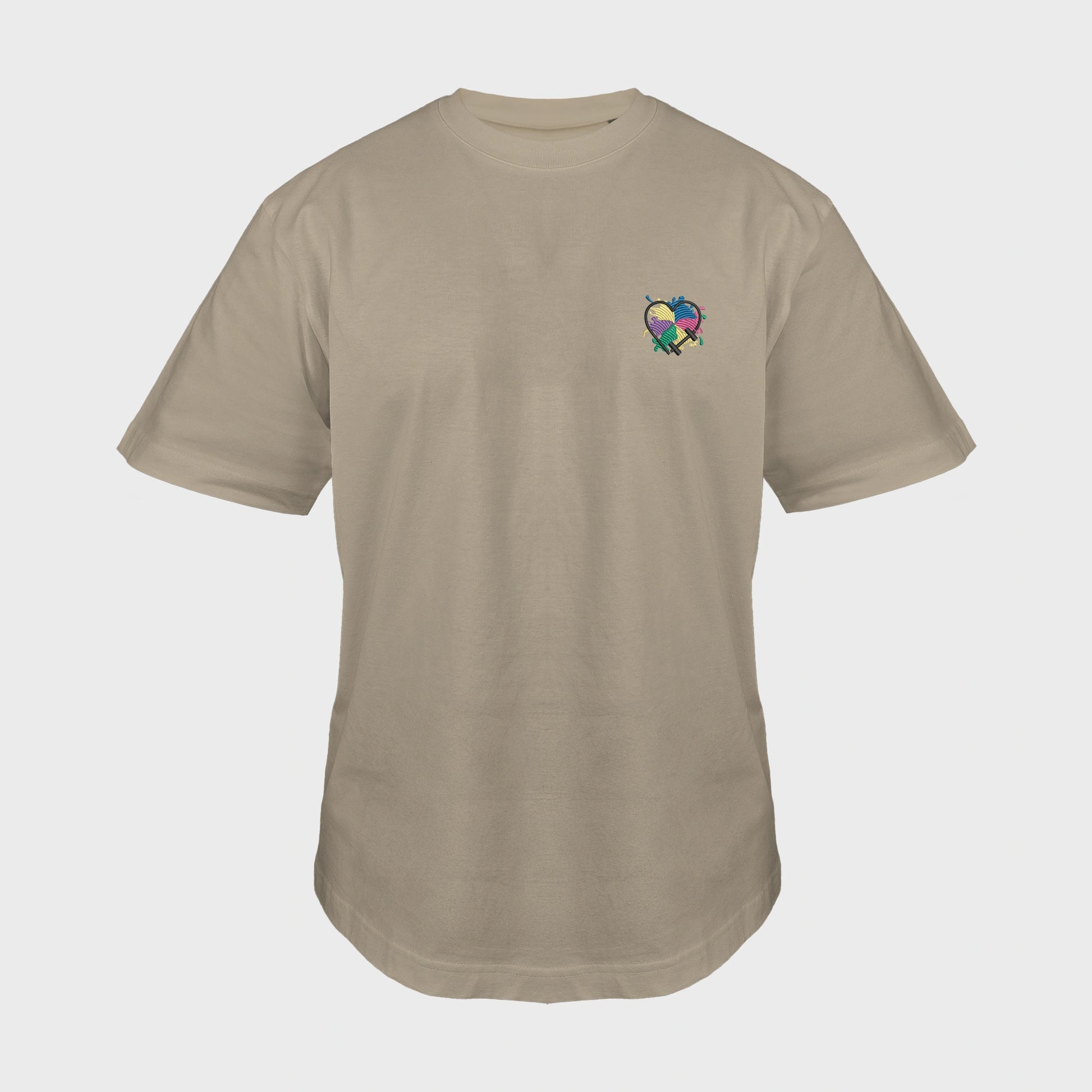 Unisex-T-Shirt Oversize mastic mit bestickter Brustpartie, Hantelmotiv in Herzform auf mehrfarbigem Hintergrund, vorderansicht mann