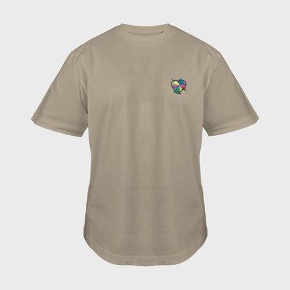 Unisex-T-Shirt Oversize mastic mit bestickter Brustpartie, Hantelmotiv in Herzform auf mehrfarbigem Hintergrund, vorderansicht mann