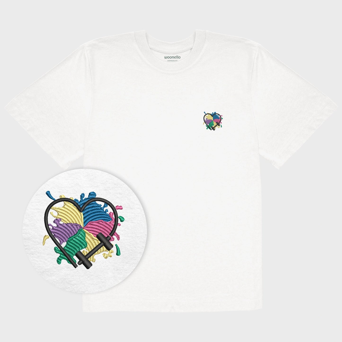 Unisex-T-Shirt Oversize weiß mit bestickter Brustpartie, Fokus auf Design, Hantelmotiv in Herzform auf mehrfarbigem Hintergrund
