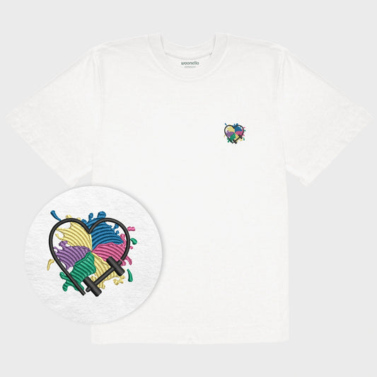 Unisex-T-Shirt Oversize weiß mit bestickter Brustpartie, Fokus auf Design, Hantelmotiv in Herzform auf mehrfarbigem Hintergrund