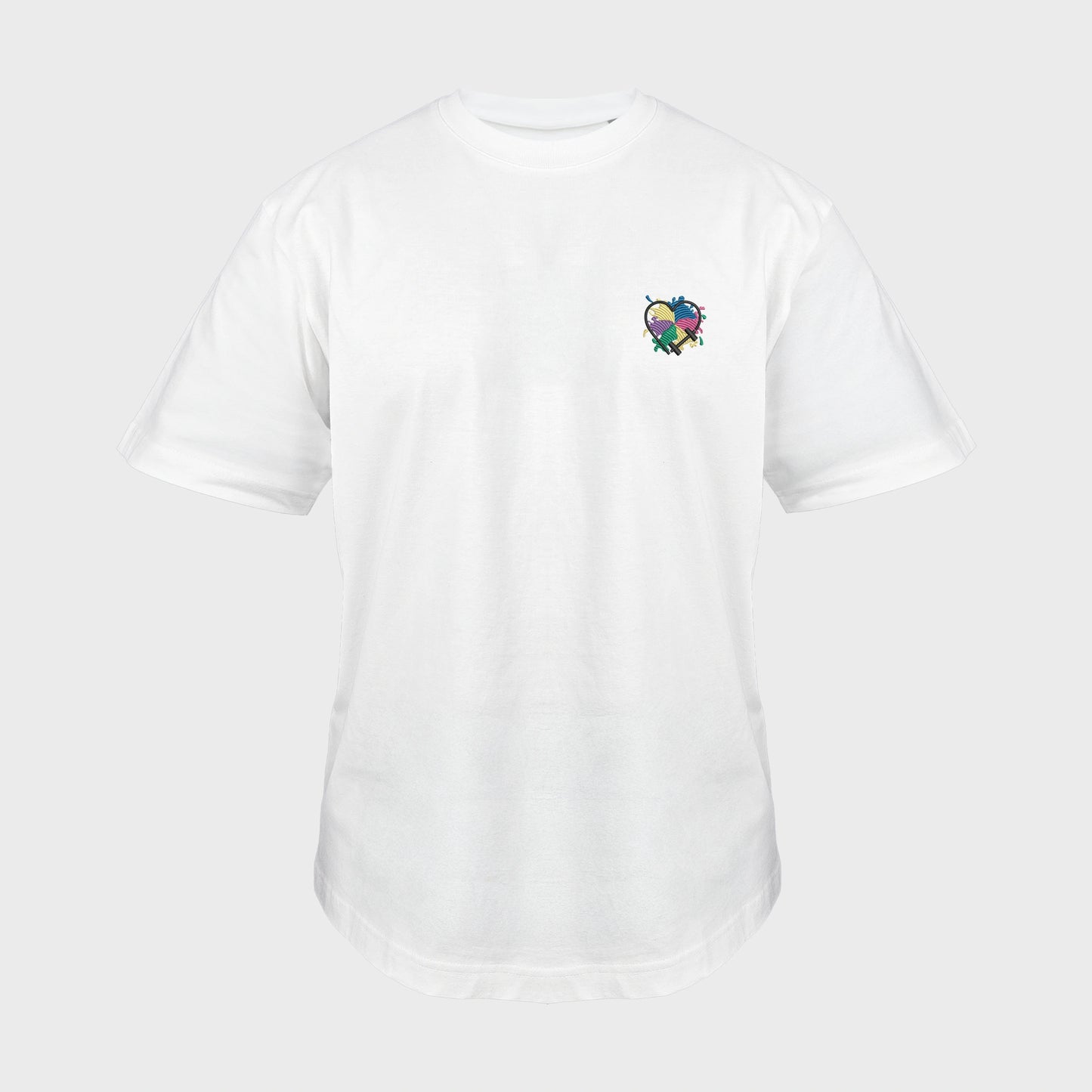 Unisex-T-Shirt Oversize weiß mit bestickter Brustpartie, Hantelmotiv in Herzform auf mehrfarbigem Hintergrund, vorderansicht mann